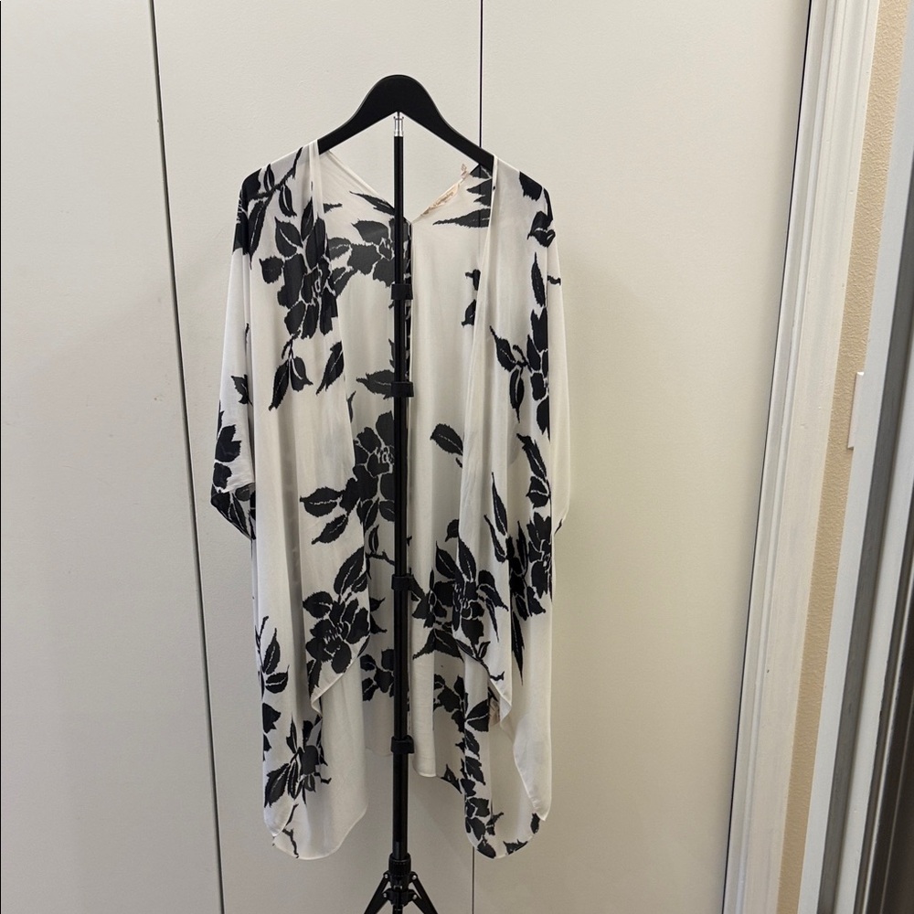 Soft Surroundings Black and White Floral Topper